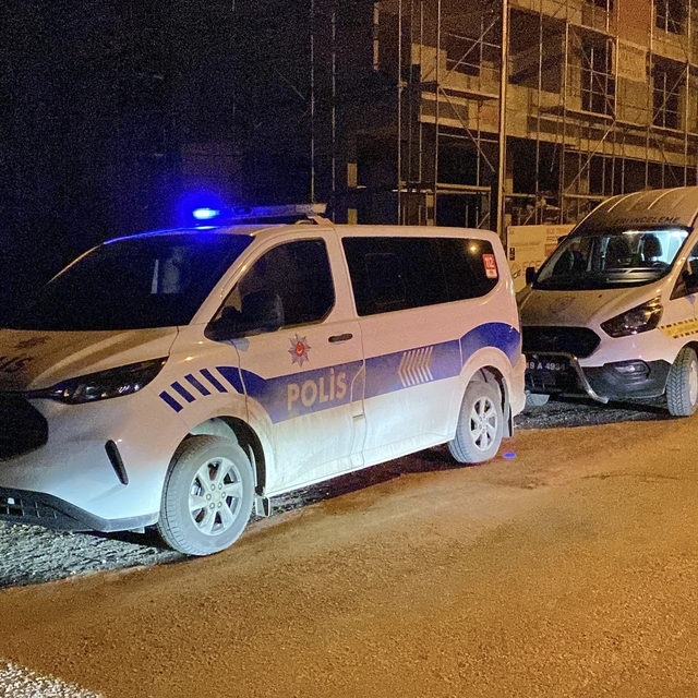 Sokakta rastgele tabancayla ateş eden maganda evin camına zarar verdi
