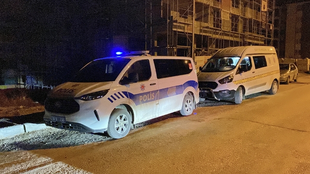 Sokakta rastgele tabancayla ateş eden maganda evin camına zarar verdi