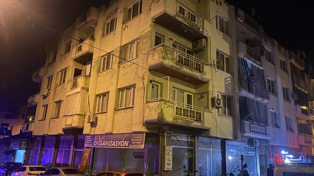 Manisa'da 4 katlı binada yangın