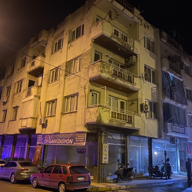 Manisa'da 4 katlı binada yangın