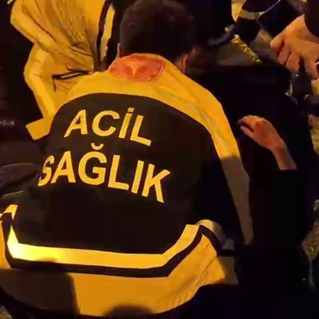 Yolda baygın bulunan kadın hastaneye kaldırıldı