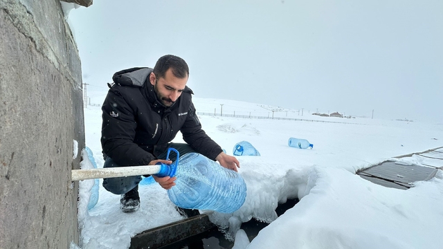 Erzurum'da su hatları dondu, vatandaşlar çeşmelerden bidonlarla su taşıdı