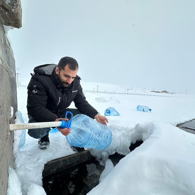 Erzurum'da su hatları dondu, vatandaşlar çeşmelerden bidonlarla su taşıdı