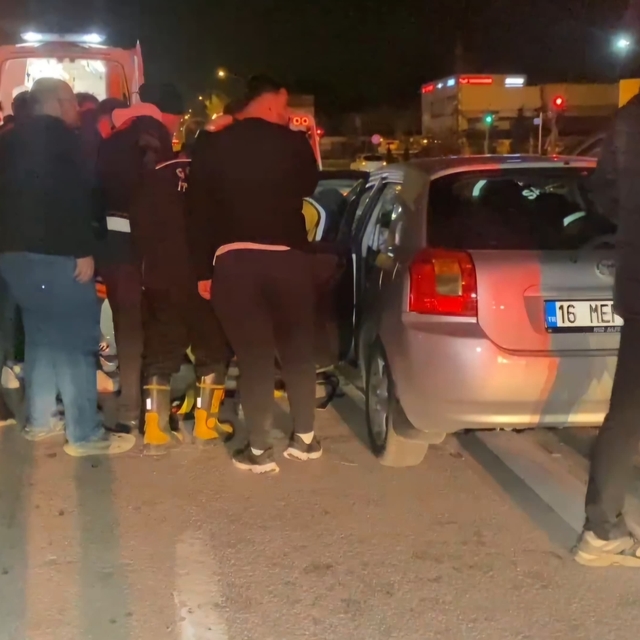 Çorum'da kırmızı ışıkta bekleyen çekiciye çarpan otomobilin sürücüsü yarala...