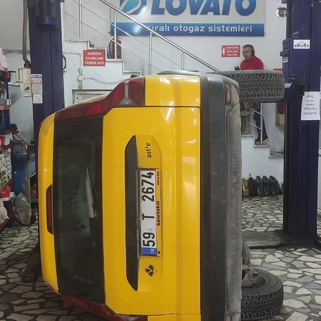 Bakım için servise bırakılan taksi liftten düştü