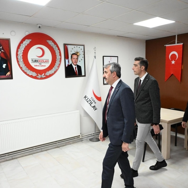 Edirne Valisi Sezer, Türk Kızılay Edirne Şubesini ziyaret etti