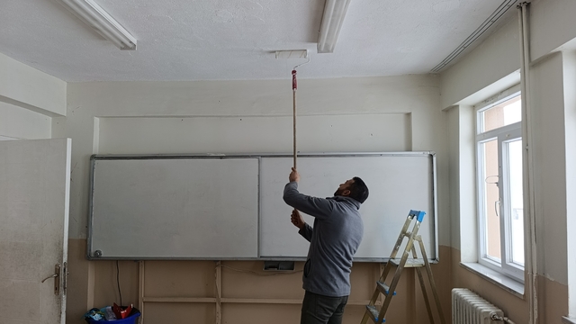 Sivas'ta köy okulunu öğretmen ile veliler onardı