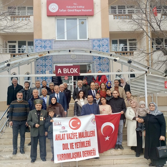 Eskişehir'de gönül köprüsü: Şehit yakınları ve gaziler huzurevinde ağırland...