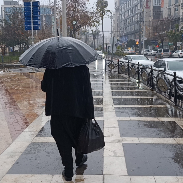 Şanlıurfa'da sağanak yağış etkili oluyor