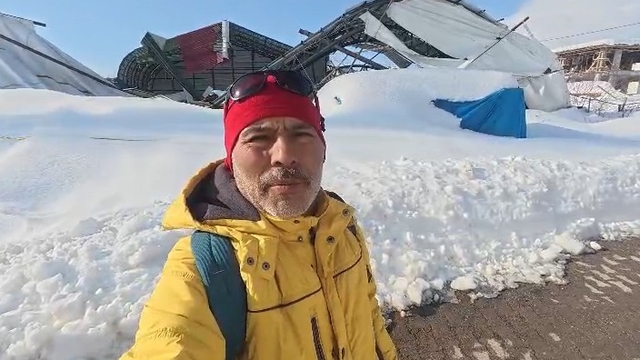 Tokat'ta kapalı halı sahanın çatısı kar yüküne dayanamadı