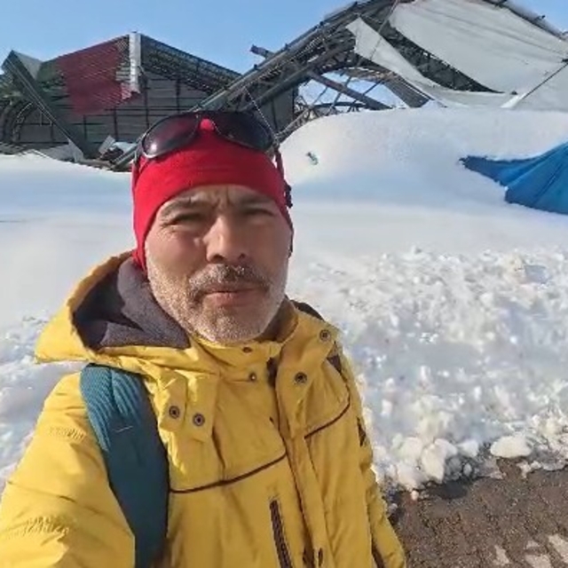 Tokat'ta kapalı halı sahanın çatısı kar yüküne dayanamadı