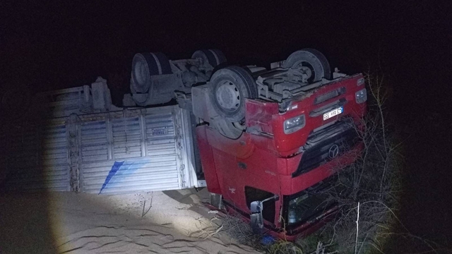 Seyir halindeki tır devrildi; 3 yaralı