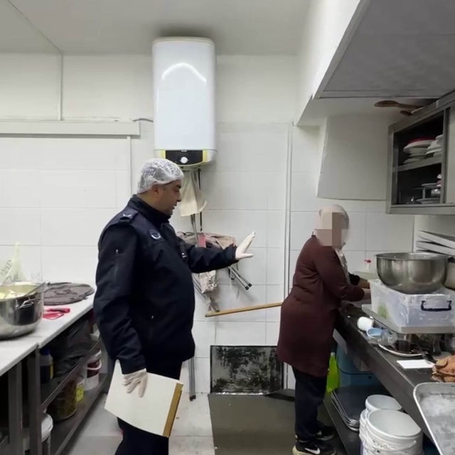 Zabıta denetimi esnasında mutfak tezgahında yıkanan paspas mide bulandırdı