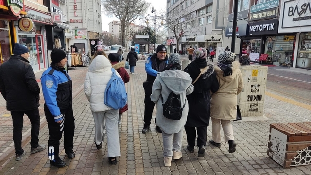 Kütahya'da semt pazarlarında dolandırıcılığa karşı bilgilendirme çalışması