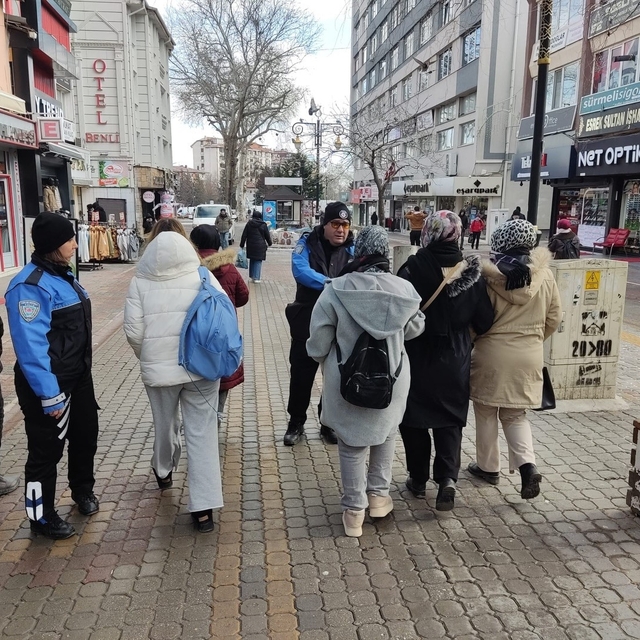 Kütahya'da semt pazarlarında dolandırıcılığa karşı bilgilendirme çalışması