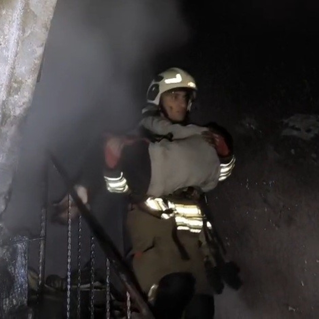 Yanan evdeki 7 kişilik aileyi itfaiye kurtardı