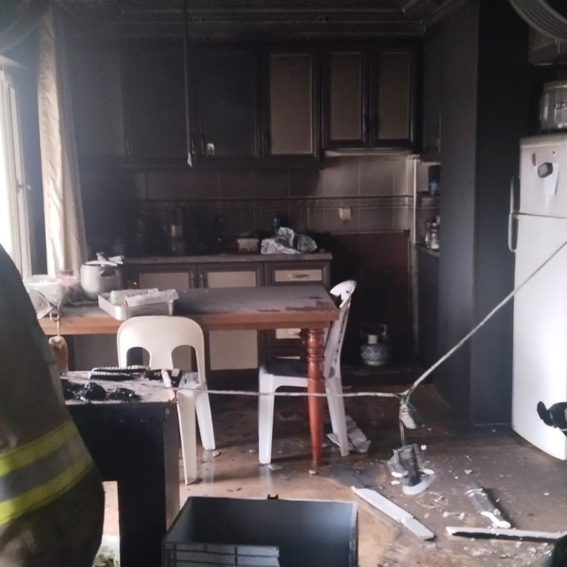 Erdek'te bir apartman dairesi alevlere teslim oldu