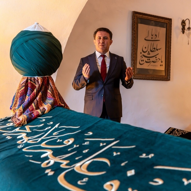 İl Emniyet Müdürü Çağlar'ın ilk durağı Şeyh Edebali Külliyesi