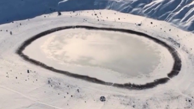 Soğuk hava Polat Gölü'nü buzla kapladı