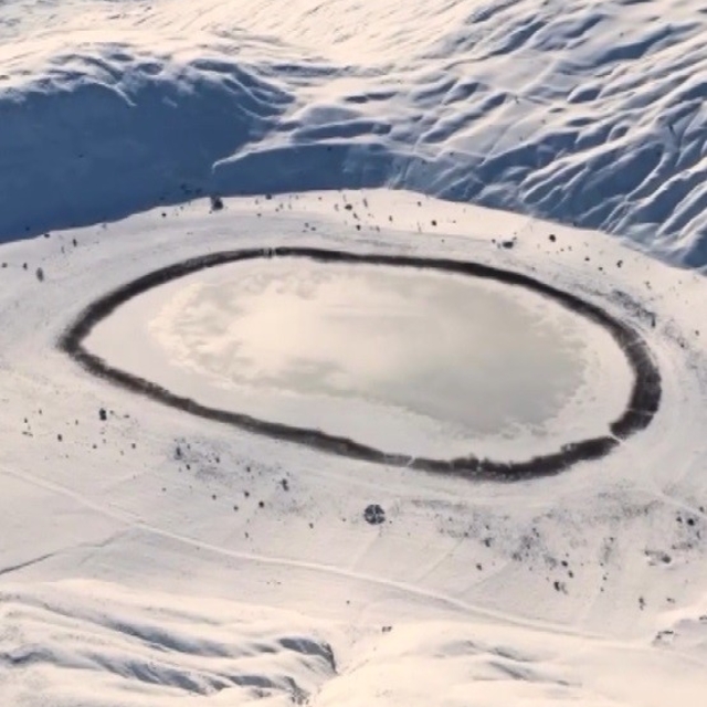 Soğuk hava Polat Gölü'nü buzla kapladı