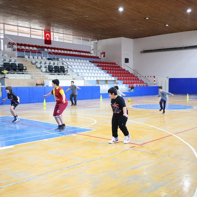 Bilecik'te basketbol spor okulları antrenmanları sürüyor