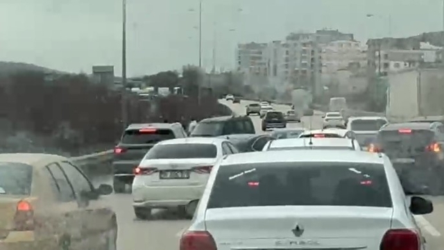 Otobanda tehlike...Ters yöne giren araç trafiği kilitledi