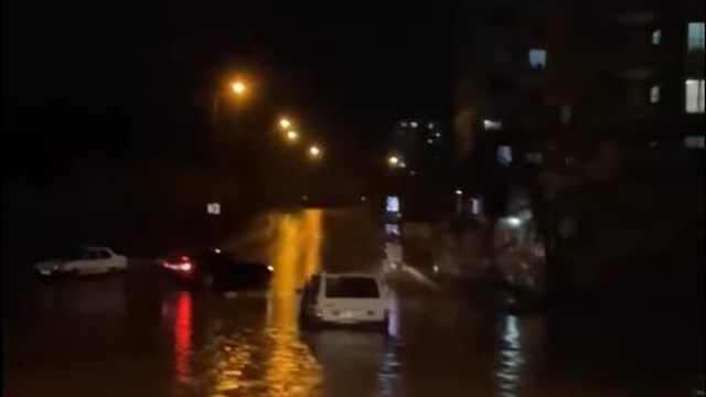 Adana'da sağanak; otomobiller sular altında kaldı