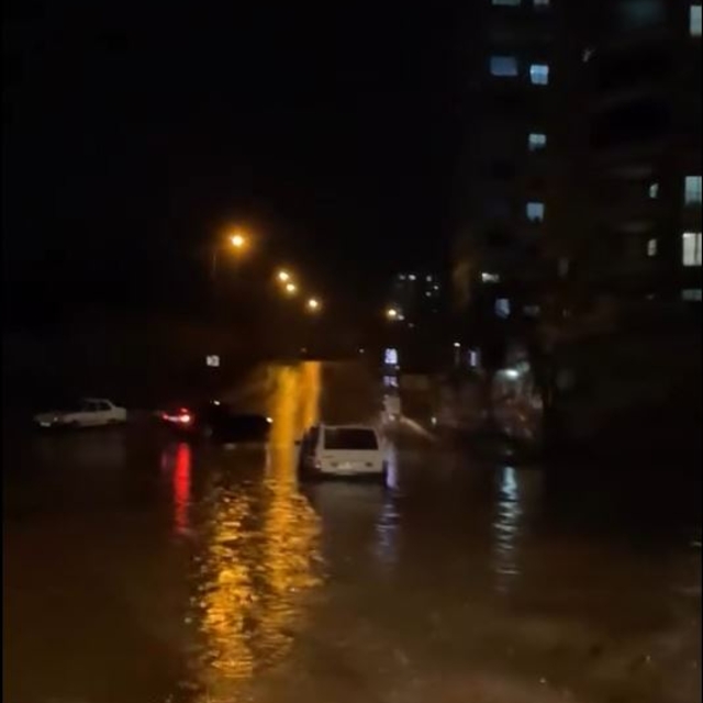 Adana'da sağanak; otomobiller sular altında kaldı