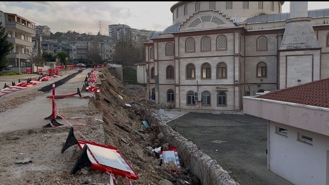 Bursa'da 2 aylık çile...Çöken duvar yolu da camiyi de kapattı
Bursa'nın en nezih yeri savaş alanı gibi kaldı