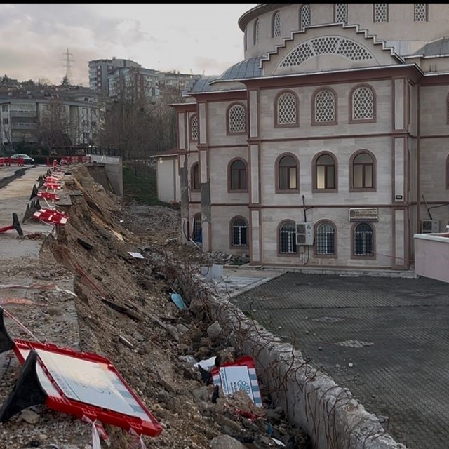 Bursa'da 2 aylık çile...Çöken duvar yolu da camiyi de kapattı
Bursa'nın en...