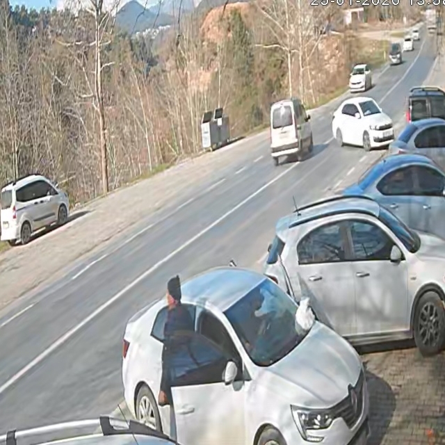 Hafif ticari aracın şarampole devrildiği kaza kamerada