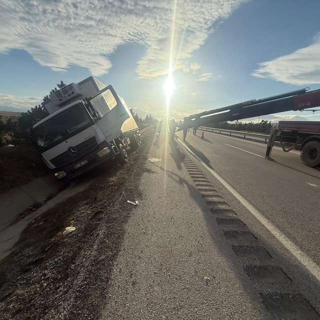 Peynir yüklü kamyon yan yattı