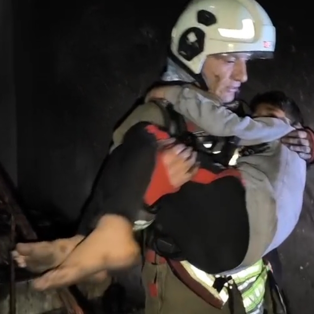 İtfaiye, yangında dumandan etkilenen 5'i çocuk 7 kişiyi kurtardı