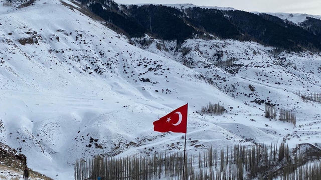 Türk bayrağını mahallenin en yüksek yerinde dalgalandırdılar