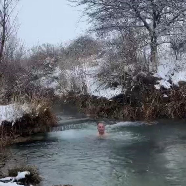 Dondurucu soğuğa aldırış etmeden akarsuya girdi