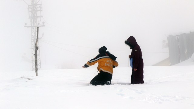 Kar ve tipiye rağmen şifa yolu açık, paletli ambulanslar görevde