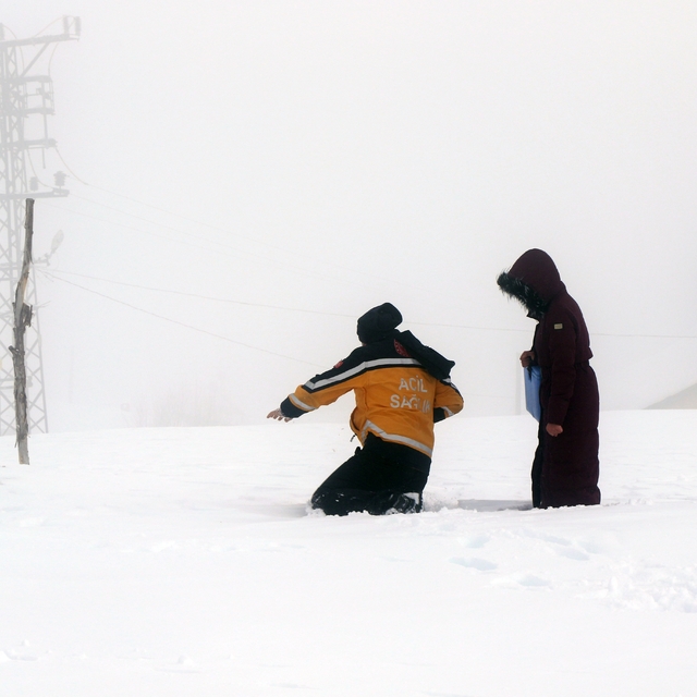 Kar ve tipiye rağmen şifa yolu açık, paletli ambulanslar görevde