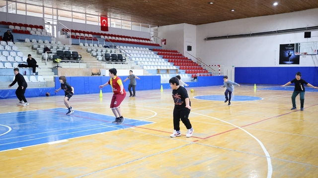Bilecik'te basketbol spor okulları antrenmanları sürüyor