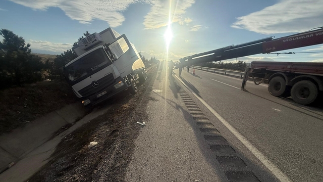 Peynir yüklü kamyon yan yattı