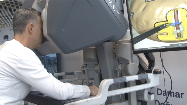 Bursa'da robotik ameliyat uygulamaları başladı
Medicana Bursa Hastanesi'ndeki robotik cerrahi uygulamaları sayesinde üroloji, kalp ve damar, kadın hastalıkları, doğum, genel cerrahi ve göğüs branşlarında ameliyatlar artık daha teknolojik yapılacak