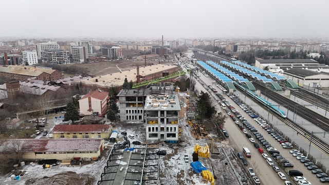 Tonlarca yükü metrelerce yükseklikte adeta iğne deliğinden geçiriyorlar
Kule vinç operatörlerinin eksi 10 derecede saatte 45 kilometre hıza ulaşan rüzgâra rağmen zorlu mesaisi
Operatör Ramazan Kılıç: "Tonlarca yükü aşağıdaki işçilere zarar veremeden ince bir hassasiyetle hedefe ulaştırmak, ustalık gerektiriyor"
"Ortalama 80 ile 90 bin TL maaşa heveslenip belgeyi alan ancak zorluğu görünce hiç makineyi kullanamadan bu işi sonlandıranlar da var"