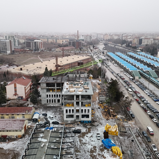 Tonlarca yükü metrelerce yükseklikte adeta iğne deliğinden geçiriyorlar
Kul...