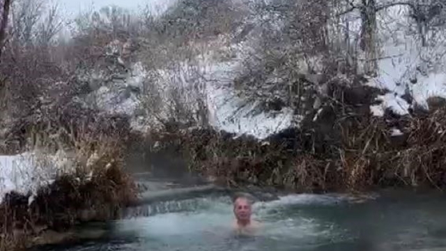 Dondurucu soğuğa aldırış etmeden akarsuya girdi