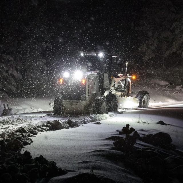 Menteşe Belediyesi ekipleri gece boyunca kar ile mücadele etti