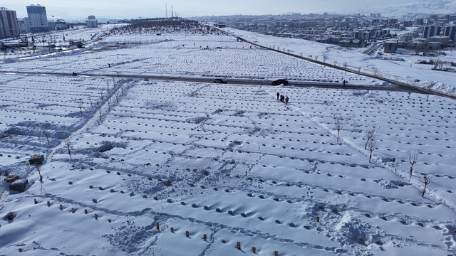 Karla kaplanan mezarda yakınlarının kabirlerini bulmakta zorlandılar