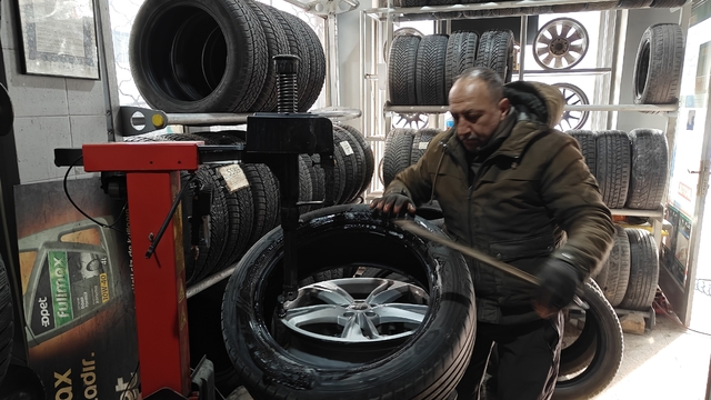 Oto lastikte 'kış' fırsatçılığı
Lastikçi Fatih Durmuş: "Zor durumdaki vatandaşı düşmüş olarak görenler absürt fiyatlar istiyor"