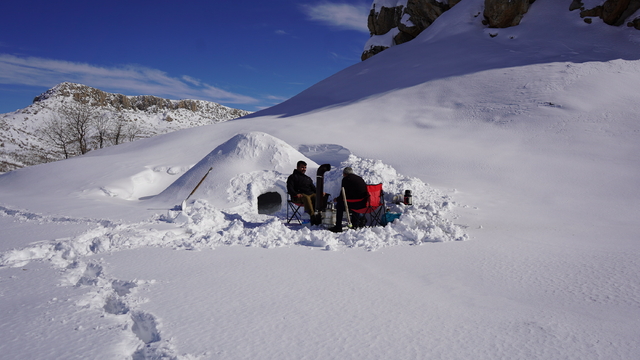 Şehir yaşamından uzaklaşıp dağda yaptığı kardan barınaklarda doğayla baş başa kalıyor