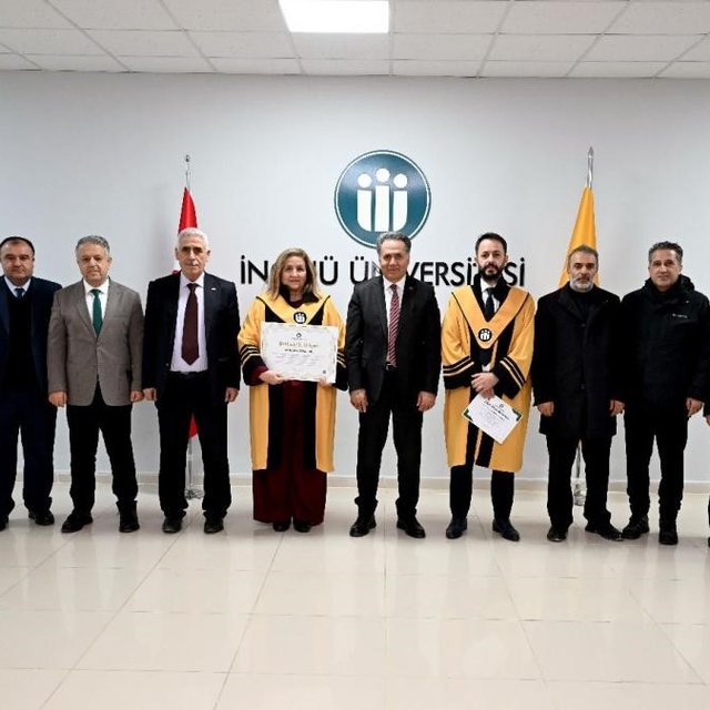 Rektör Akpolat unvanda yükselen akademisyenlere cübbelerini giydirdi