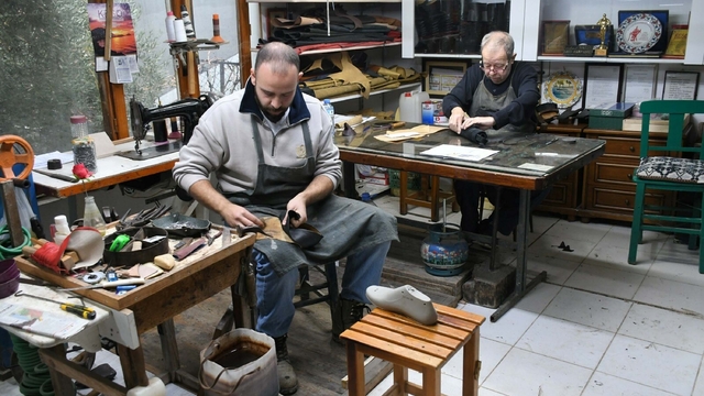 Körüklü çizme ustası, mesleğini oğluyla birlikte yaşatıyor