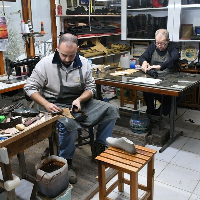 Körüklü çizme ustası, mesleğini oğluyla birlikte yaşatıyor
